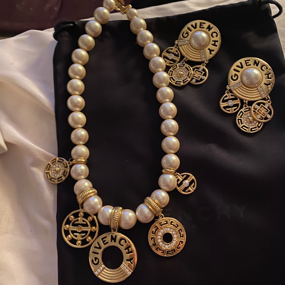 VINTAGE GIVENCHY NECKLACE & EARRINGS SET SO CHIC❤️